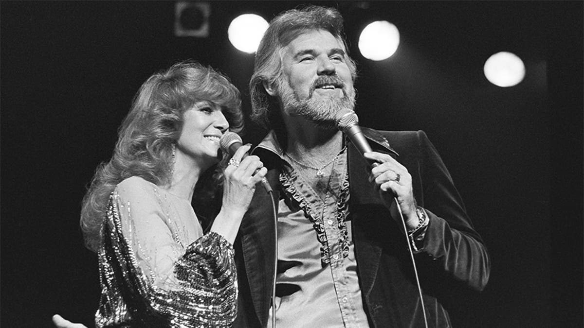 Kenny Rogers and Dottie West perform at the Civic Opera House, Chicago, Illinois, April 1, 1979.