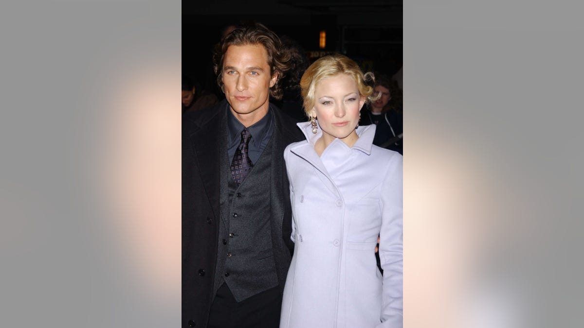 Kate Hudson and Matthew McConaughey attend the premiere of the movie 'How to Lose a Guy in 10 Days' at the Ziegfeld Theatre on February 2, 2003 in New York City. 