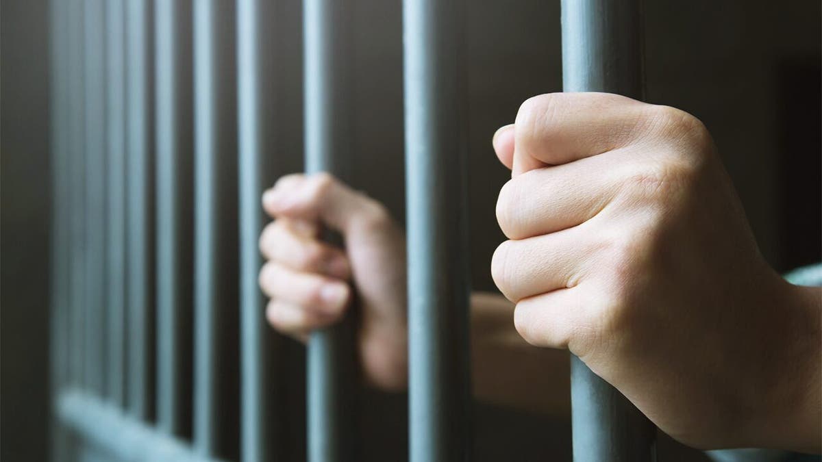 Prisionero tras las rejas de la celda