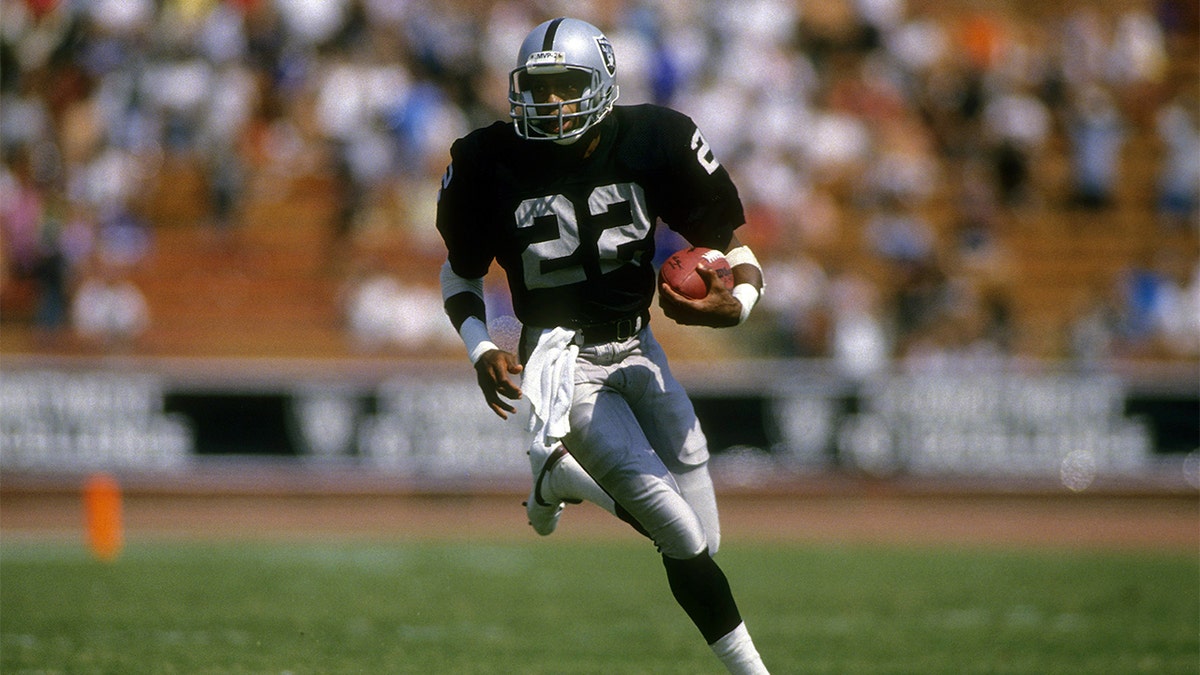 Cornerback Mike Haynes of the Los Angeles Raiders during an NFL football game at the Los Angeles Coliseum in Los Angeles, California. Haynes played for the Raiders from 1983-89. (Photo by Focus on Sport/Getty Images)