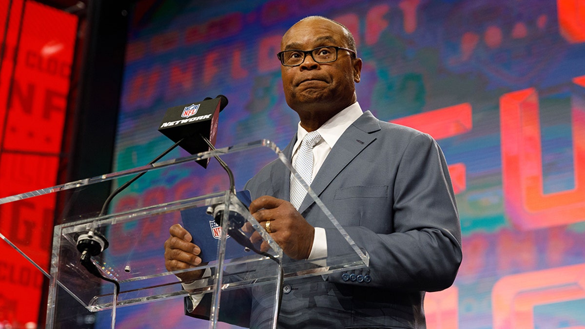 NFL legend Mike Singletary announces the pick for the Chicago Bears during the second round of the NFL Draft on April 27, 2018 at AT&amp;T Stadium in Arlington, TX. (Photo by Andrew Dieb/Icon Sportswire via Getty Images)
