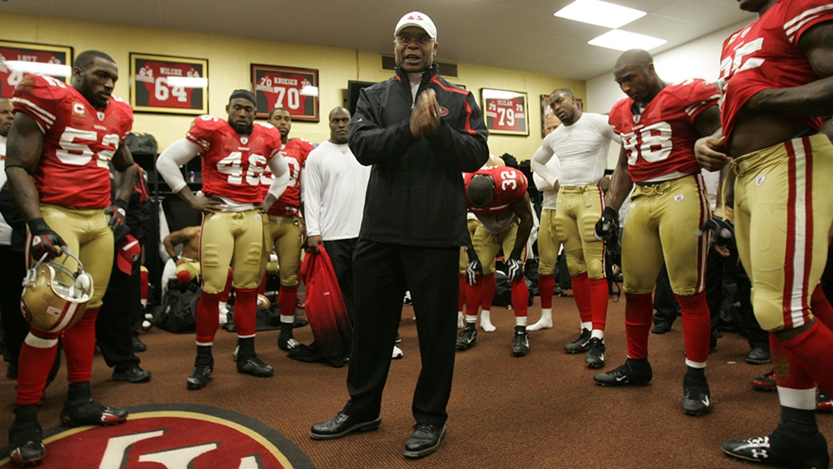 Head coach Mike Singletary of the San Francisco 49ers addresses the team in the locker room after the NFL game against the Chicago Bears at Candlestick Park on November 12, 2009 in San Francisco, California. The 49ers defeated the Bears 10-6. (Photo by Michael Zagaris/Getty Images)