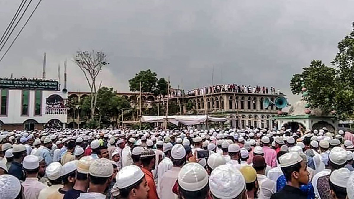 Muslim devotees attend a funeral prayer for an Islamic preacher during a government-imposed nationwide lockdown as a preventive measure against the COVID-19 coronavirus, in Brahmanbaria also known as Sarail on April 18, 2020. - Tens of thousands of people defied a nationwide coronavirus lockdown in Bangladesh on April 18 to attend the funeral of a top Islamic preacher, even as authorities battle a surge in virus cases. (Photo by STR / AFP) / To go with 'BANGLADESH-PANDEMIC-ISLAM' (Photo by STR/AFP via Getty Images)