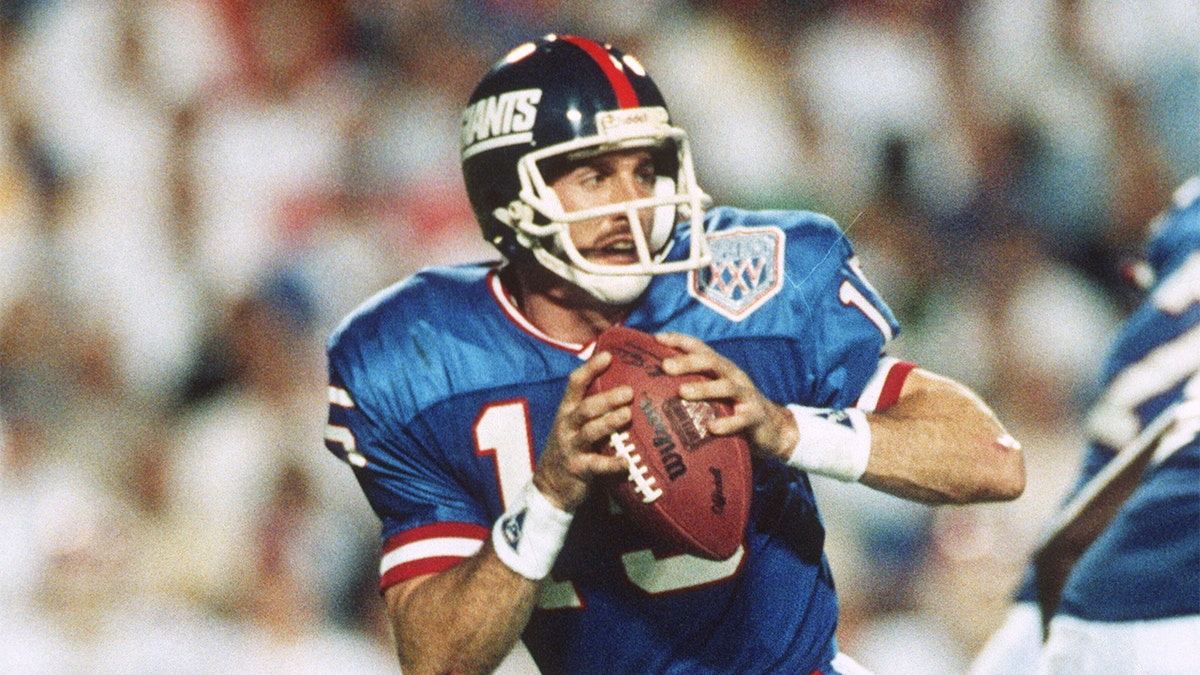 TAMPA, FL - JANUARY 27: Quarterback Jeff Hostetler #15 of the New York Giants looks to pass against the Buffalo Bills during Super Bowl XXV January 27, 1991 at Tampa Stadium in Tampa, Florida. The Giants won the Super Bowl 20-19. (Photo by Focus on Sport/Getty Images)