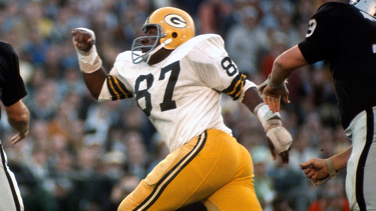 Willie Davis, Hall of Famer who played for Browns and Packers
