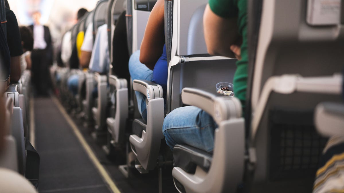 Interior do avião com passageiros nos assentos