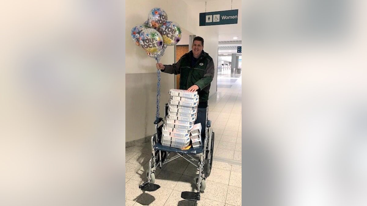 TSA officer Terry Switzer helps distribute lunch and balloons to airport workers.