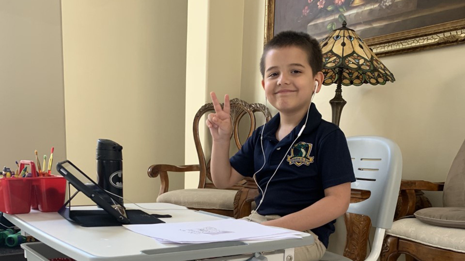 My son Ender is 6 years old, today he started his first virtual classes of kindergarten, he is wearing his school uniform, his Batman bag and the bottle of water next to him.