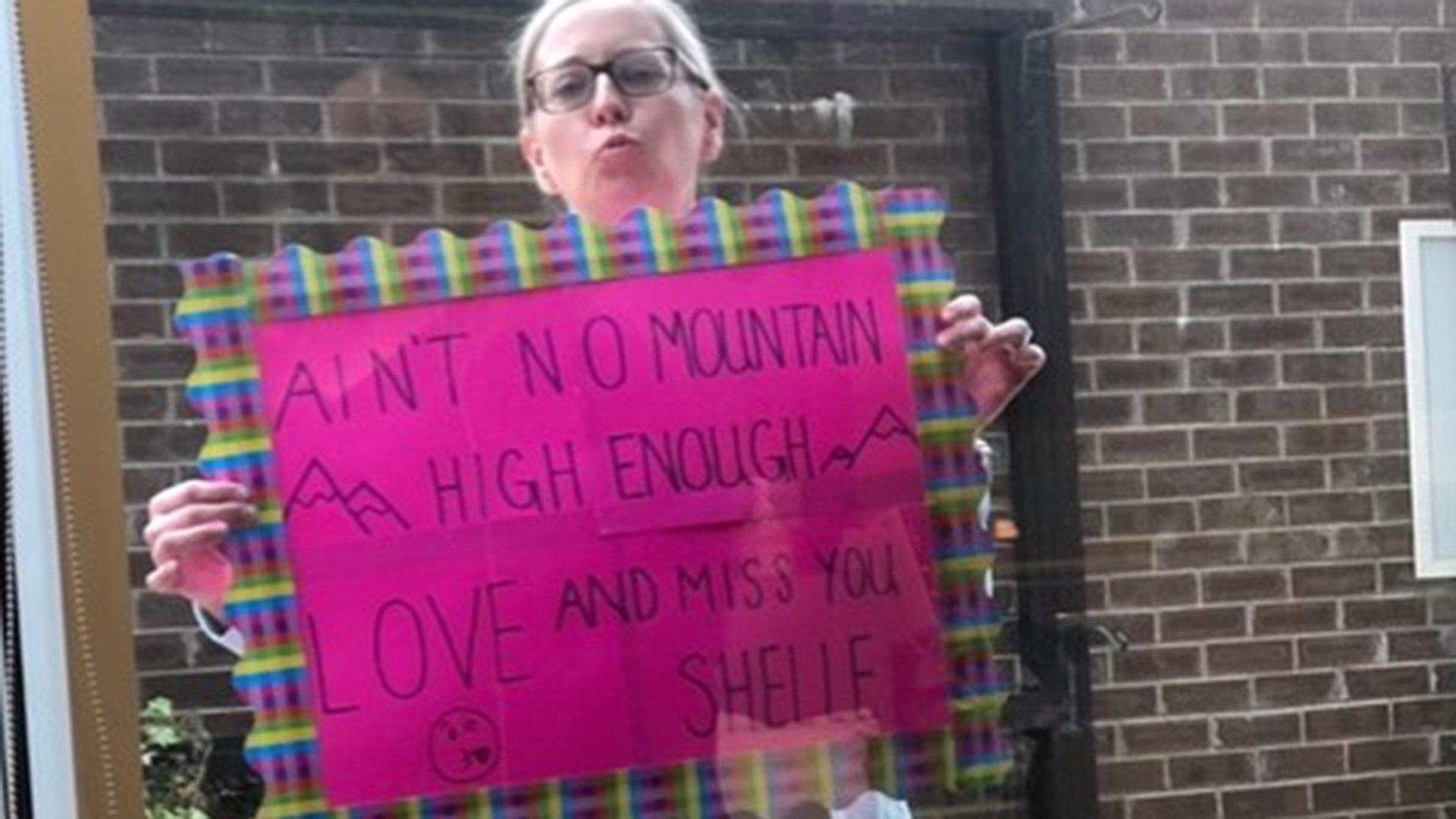 A friend of ours, Michelle, is receiving her chemotherapy treatment inside, so Jodie, a nurse at the hospital and mutual friend showed her support outside the window. ❤️❤️❤️