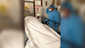 Florida nurse pays tribute to coronavirus victim, a fellow veteran, in touching photo