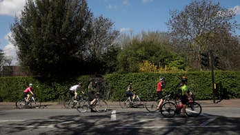 UK nurse confronts 'stupid' men defying coronavirus social distancing