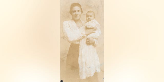 Angelina DiGiacomo and her daughter in 1918.