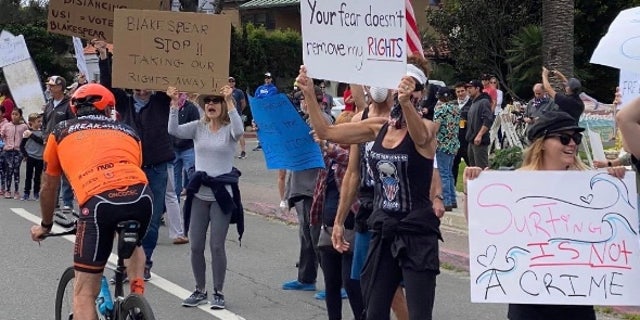 Demonstrators in Encinitas protesting against the city's closure of public spaces. 