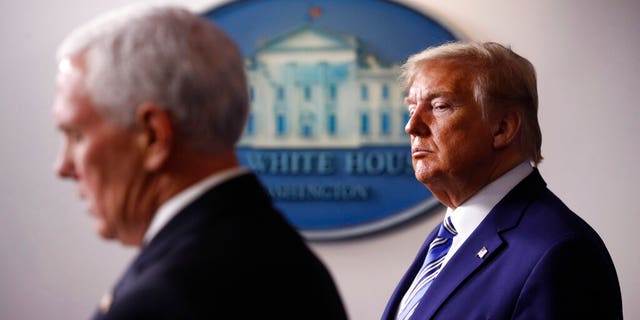 Métis - President Trump listens as Vice President Mike Pence speaks during a coronavirus task force briefing at the White House, April 19, 2020, in Washington. (AP Photo/Patrick Semansky)