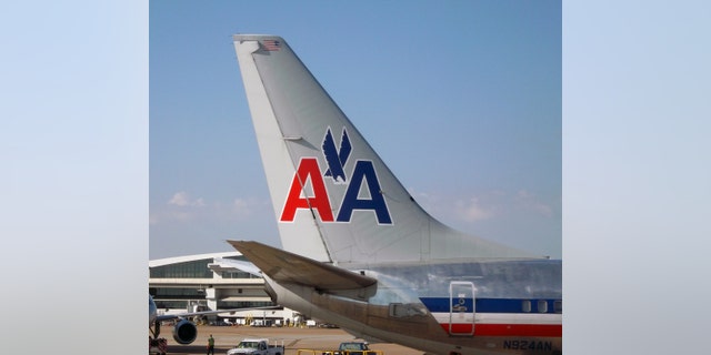 Milwaukee, Michigan, Estados Unidos - 14 de julio de 2014: La cola del avión 737 de American Airlines.  Este avión fue producido por Boeing Company.