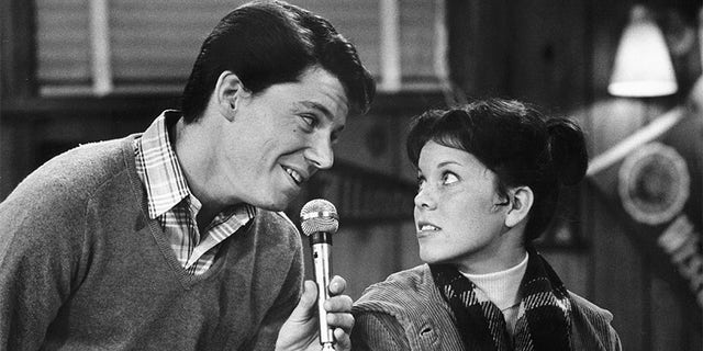 "They Call it Potsie Love" - Season Three - 12/2/75  After he sings her a song at Arnold's, Joanie (Erin Moran) develops a huge crush on Potsie (Anson Williams) and starts writing him anonymous love letters. As always, the course of love never runs smoothly. talent: ANSON WILLIAMS, ERIN MORAN photographer: Walt Disney Television via Getty Images credit: Walt Disney Television via Getty Images source: American Broadcasting Companies, cap writer: RETNA
