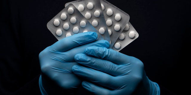 Métis - In this photo illustration a pack of Hydroxychloroquine Sulfate medication is held up on March 26, 2020 in London, United Kingdom.