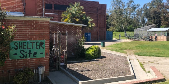 Un refuge pour sans-abri au Cheviot Hills Recreation Center à Los Angeles se trouve à côté d'un terrain de baseball et dans un parc populaire pour les marcheurs. (Andrew O & # 39; Reilly / Fox News)