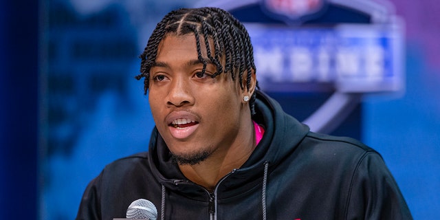  Isaiah Simmons #LB34 of the Clemson Tigers speaks to the media on day three of the NFL Combine at Lucas Oil Stadium on February 27, 2020 in Indianapolis, Indiana. (Photo by Michael Hickey/Getty Images)