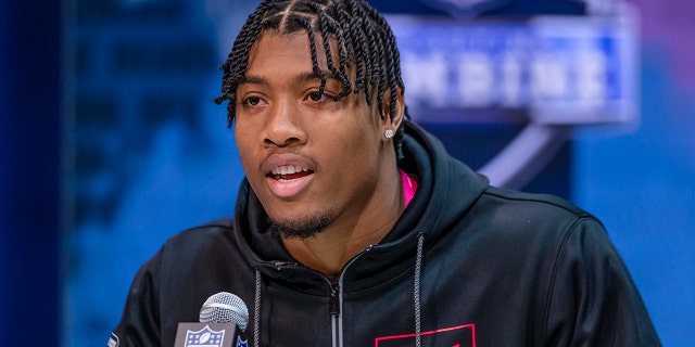 Isaiah Simmons #LB34 of the Clemson Tigers speaks to the media on day three of the NFL Combine at Lucas Oil Stadium on February 27, 2020 in Indianapolis, Indiana. (Photo by Michael Hickey/Getty Images)