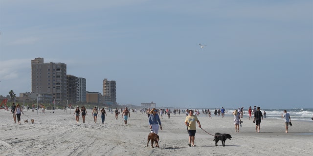 Despite the mayors pleading caution, the tantalizing prospect of heading to the beach was too much for many residents.<br data-cke-eol="1">