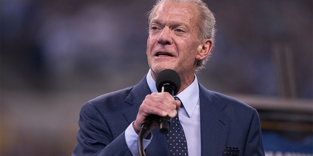Jim Irsay speaks during the ceremony for the retired jersey of Peyton Manning during the NFL game between the San Francisco 49ers and Indianapolis Colts on October 8, 2017, at Lucas Oil Stadium in Indianapolis, 에.