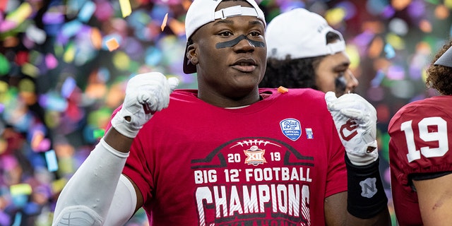 Chargers take Kennth Murray. (Photo by Matthew Visinsky/Icon Sportswire via Getty Images).