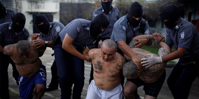 Mara Salvatrucha (MS-13) gang members wait to be escorted upon their arrival at the maximum-security jail in Zacatecoluca, El Salvador October 12, 2017. REUTERS/Jose Cabezas - RC18AE6F6880