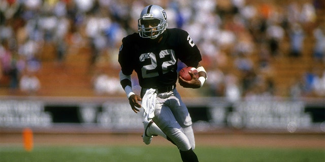 Cornerback Mike Haynes of the Los Angeles Raiders during an NFL football game at the Los Angeles Coliseum in Los Angeles, California. Haynes played for the Raiders from 1983-89. (Photo by Focus on Sport/Getty Images)