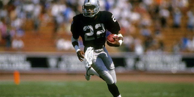 Cornerback Mike Haynes of the Los Angeles Raiders during an NFL football game at the Los Angeles Coliseum in Los Angeles, California. Haynes played for the Raiders from 1983-89. (Photo by Focus on Sport/Getty Images)