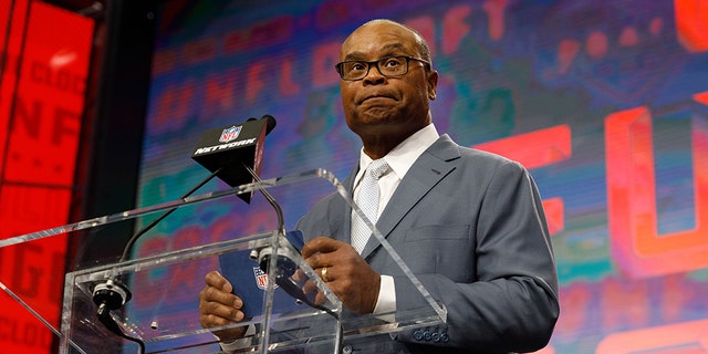 NFL legend Mike Singletary announces the pick for the Chicago Bears during the second round of the NFL Draft on April 27, 2018 at AT&T Stadium in Arlington, TX. (Photo by Andrew Dieb/Icon Sportswire via Getty Images)