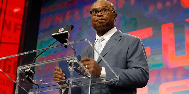 NFL legend Mike Singletary announces the pick for the Chicago Bears during the second round of the NFL Draft on April 27, 2018 at AT&amp;T Stadium in Arlington, TX. (Photo by Andrew Dieb/Icon Sportswire via Getty Images)