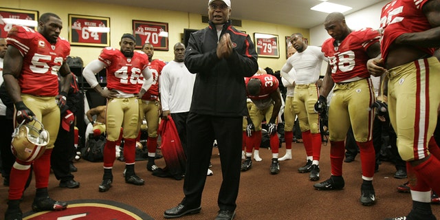 Head coach Mike Singletary of the San Francisco 49ers addresses the team in the locker room after the NFL game against the Chicago Bears at Candlestick Park on November 12, 2009 in San Francisco, California. The 49ers defeated the Bears 10-6. (Photo by Michael Zagaris/Getty Images)