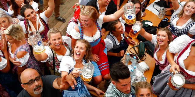 Oktoberfest zvyčajne priťahuje okolo 6 miliónov návštevníkov z celého sveta a mal sa konať od 18. septembra do 3. októbra (AP Photo / Matthias Schrader, File)