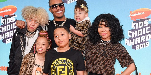 T.I. (C), su esposa la cantante y compositora Tiny (R) y sus hijos (de izquierda a derecha) Clifford 'King' Joseph Harris III, Layah Amore Harris, Major Philant Harris y Heiress Diana Harris asisten a los Kids' Choice Awards 2019 de Nickelodeon en el Galen Center el 23 de marzo de 2019, en Los Ángeles, California.'King' Joseph Harris III, Layah Amore Harris, Major Philant Harris and Heiress Diana Harris attend Nickelodeon's 2019 Kids' Choice Awards at Galen Center on March 23, 2019, in Los Angeles, Calif. 