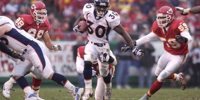 16 Dec 2001 : Terrell Davis #30 of the Denver Broncos is pressured by the defense of the Kansas City Chiefs during the game at Arrowhead Stadium in Kansas City, Missouri. (Elsa/Allsport)