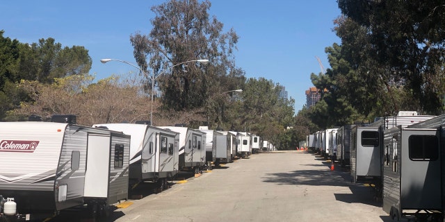 Les remorques du Cheviot Hills Recreation Center à Los Angeles seront utilisées pour loger tous les sans-abri qui tombent malades avec COVID-19. (Andrew O & # 39; Reilly / Fox News)