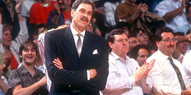 L'entraîneur-chef Phil Jackson des entraîneurs des Chicago Bulls lors d'un match de la demi-finale de la Conférence Est de 1991 contre les 76ers de Philadelphie vers mai 1991 au Spectrum de Philadelphie, en Pennsylvanie.  (Photo par Bruce Bennett Studios via Getty Images Studios/Getty Images)