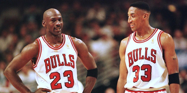 Michael Jordan (L) et Scottie Pippen (R) des Chicago Bulls parlent pendant les dernières minutes de leur match le 22 mai lors de la finale de la Conférence Est de la NBA contre le Miami Heat au United Center de Chicago, Illinois.  Les Bulls ont remporté le match 75-68 pour mener la série 2-0.