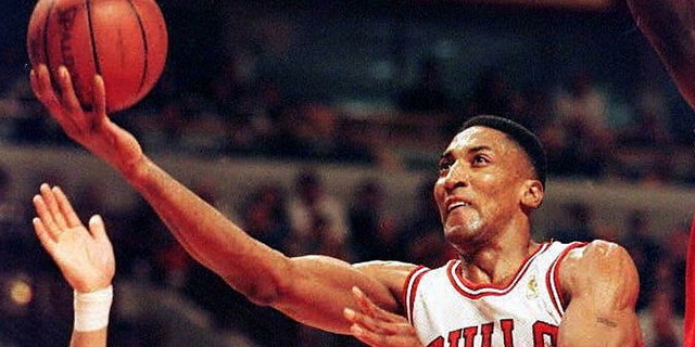 Scottie Pippen des Chicago Bulls passe devant Tracy Murry des Washington Bullets au cours de la première moitié du deuxième match de leur match éliminatoire de la NBA le 27 avril 1997, au United Center de Chicago, Illinois.