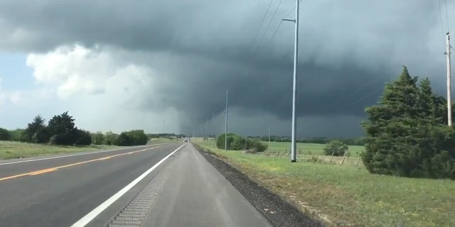 Deadly Tornado In Oklahoma Seen Up Close As It Tears Through Buildings ...