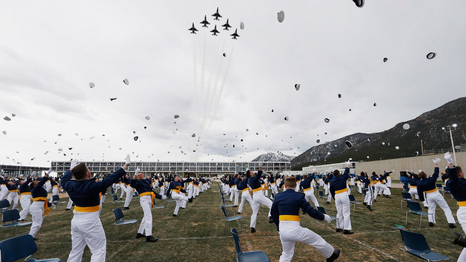 Thunderbirds fly over Las Vegas in tribute to hospital workers