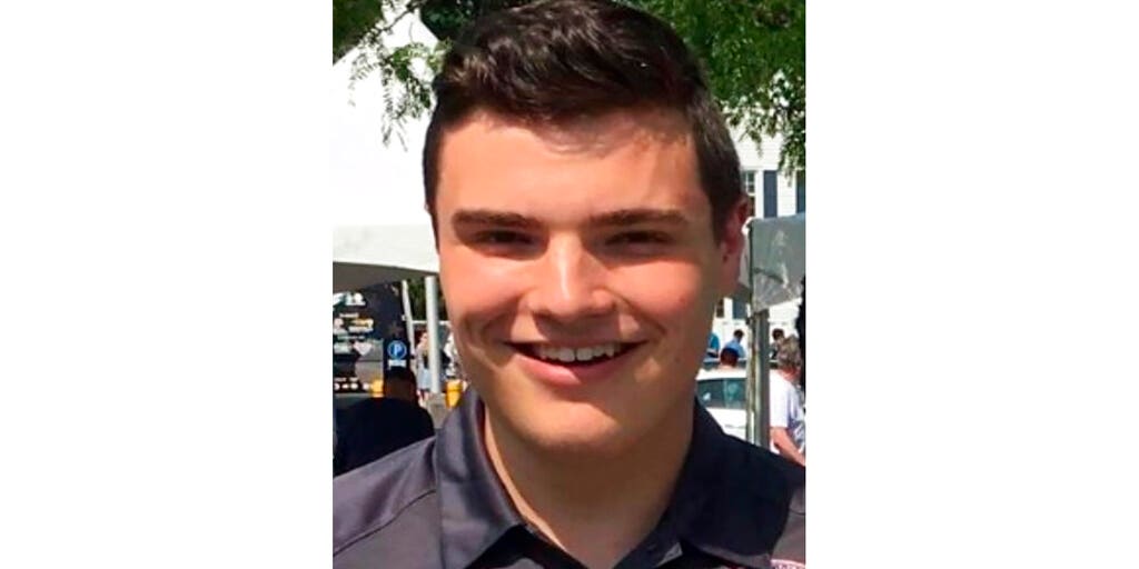 Подбери слова в рифму и закончи эти предложения английский 2. Is pete student. Is pete student. Питер паркер из человека паука возвращение домой. School guard.