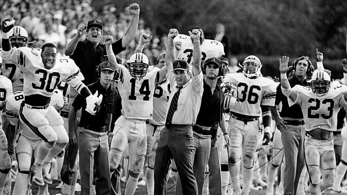 1982:  Head coach Pat Dye and the Auburn Tigers celebrate on the sidelines during an NCAA game circa 1982.