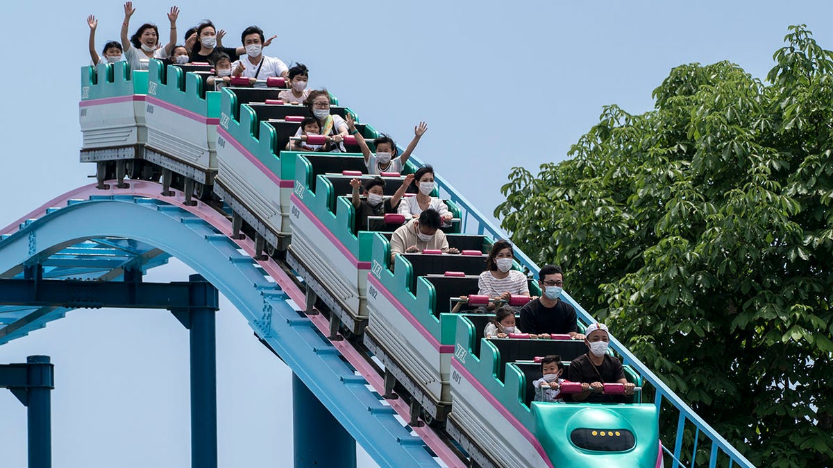 Visitors and employees at Japan's theme parks are being advised to refrain from making loud or unnecessary noises in order to minimize droplets or "splashes" emanating from their mouths.