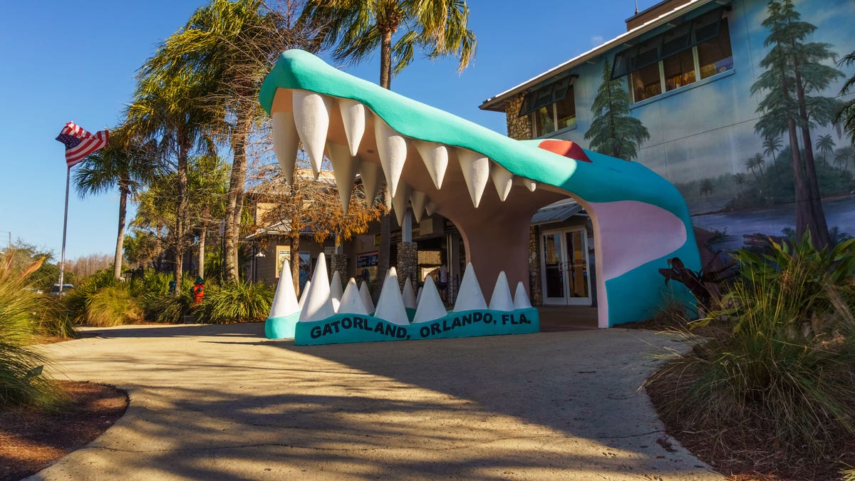 Large alligator head at the entrance to Gatorland theme Park in Orlando, Florida