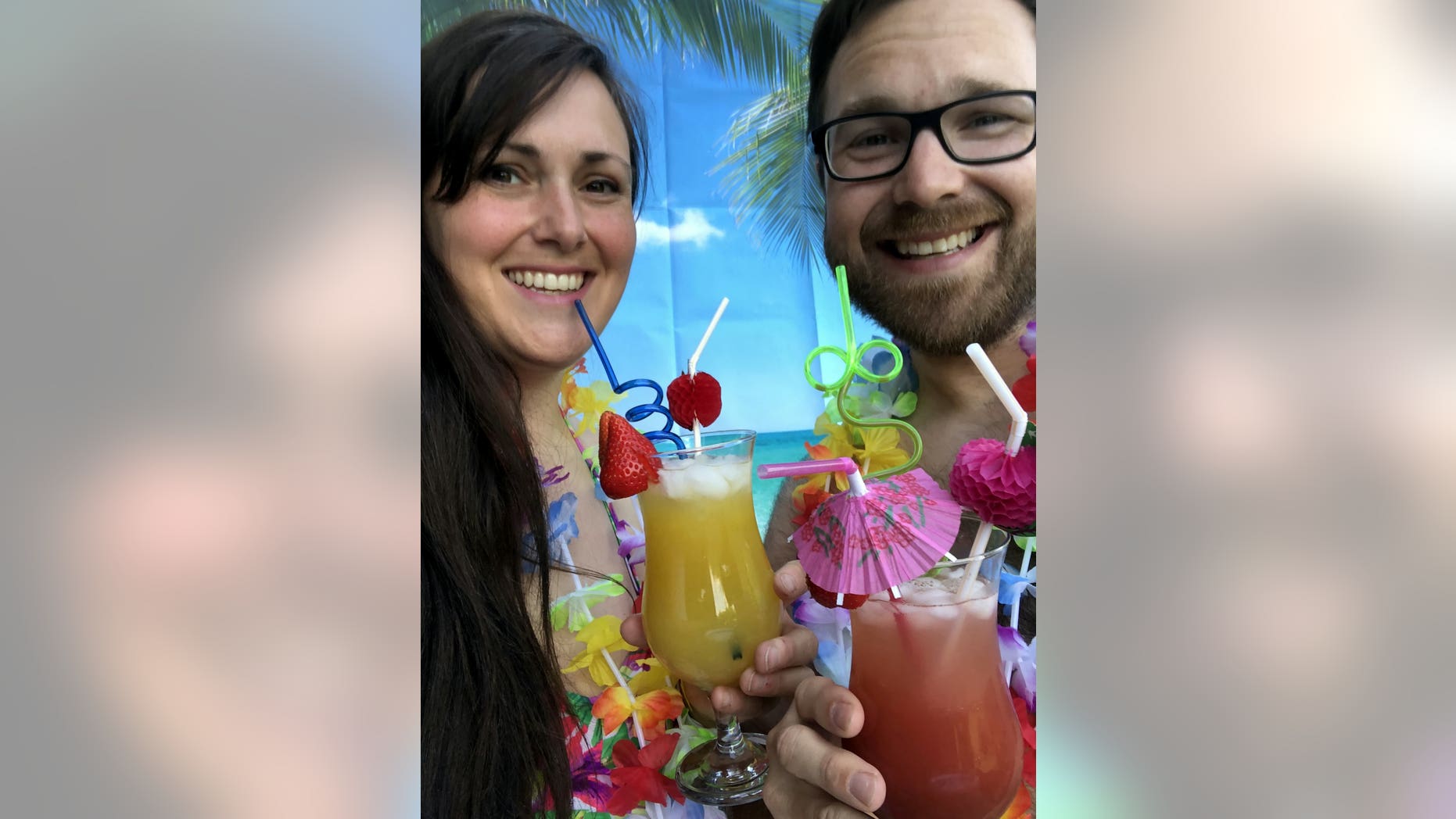 Jen dan Chris mengunjungi Volcano Bay.