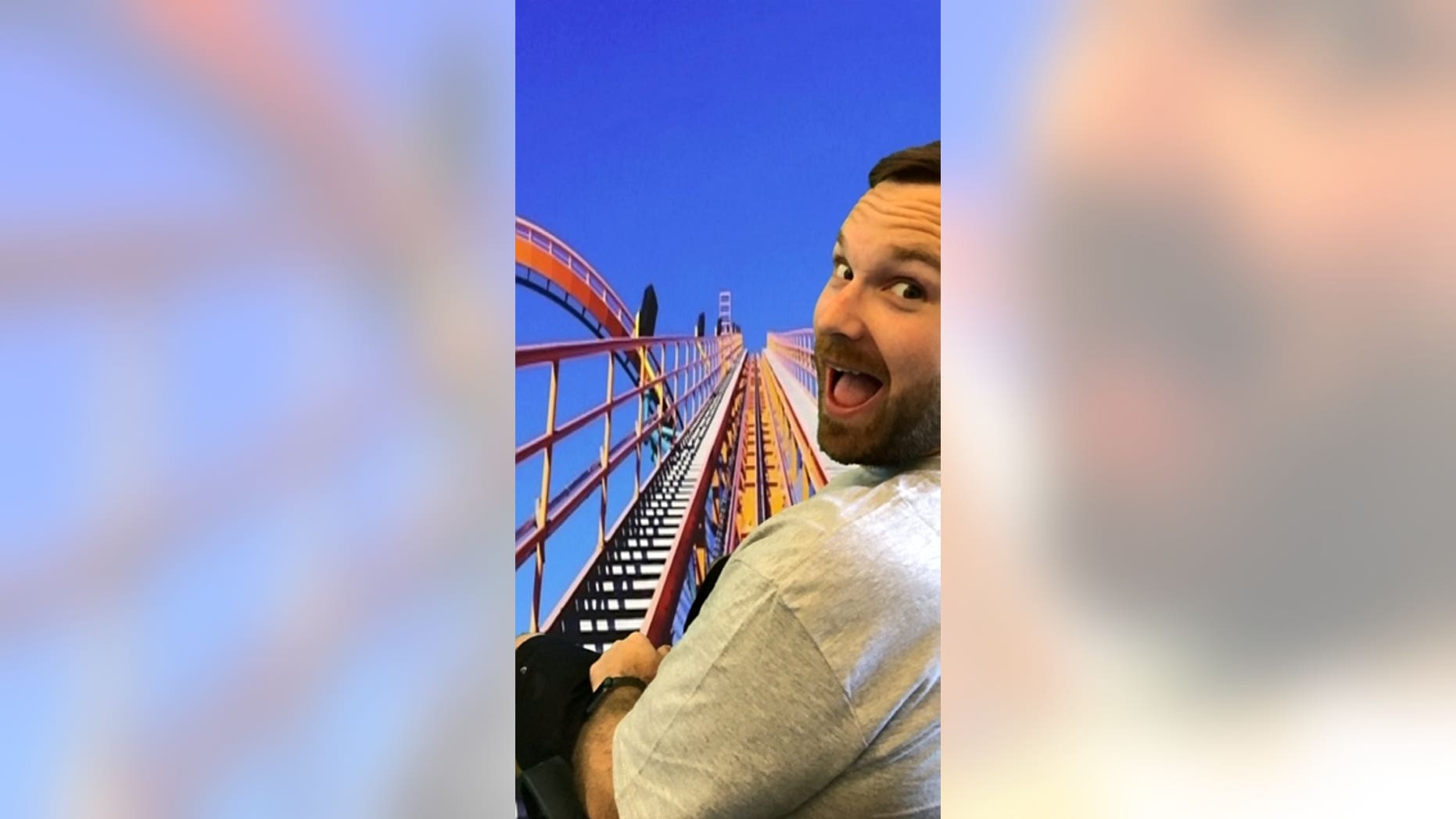 Chris saat menikmati wahana roller coaster secara virtual.