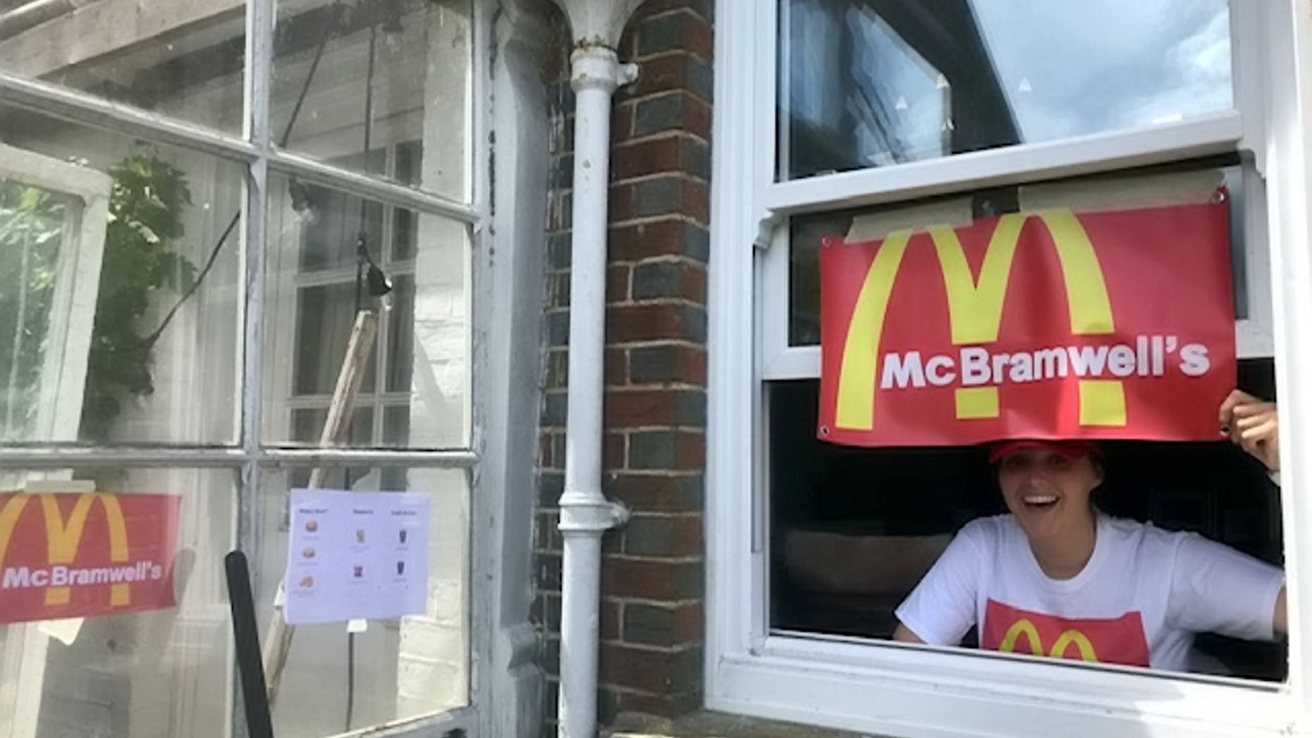 Jen saat menerima pesanan drive-thru McBramwells.