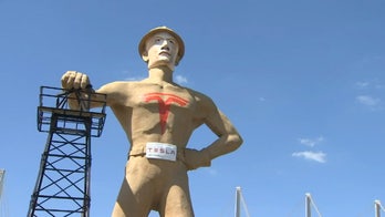 Tulsa unveils gigantic Elon Musk statue to help lure Tesla to town